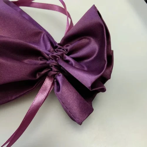 Sac à perruque en satin personnalisé avec fermeture à cordon, présentant un luxueux tissu violet.