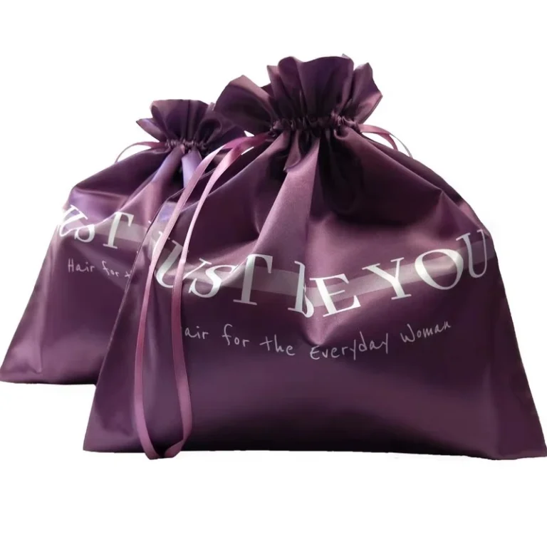 Sacs à perruques en satin personnalisés en violet avec fermeture à cordon, conçus pour le stockage des extensions de cheveux.