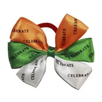 قوس زخرفي مخصص بثلاثة ألوان يتميز بشرائط برتقالية وخضراء وبيضاء مع حلقة مركزية حمراء.