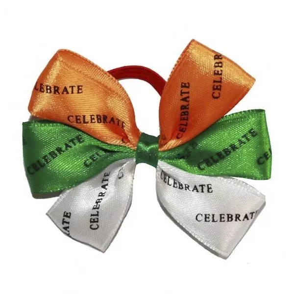 Individuelle dreifarbige dekorative Schleife mit orangefarbenen, grünen und weißen Bändern und einem roten Mittelring.