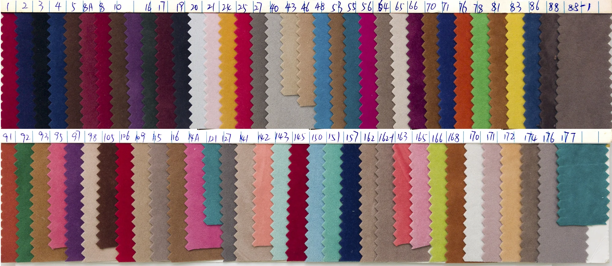 Échantillon de carte de couleurs de velours simple face présentant une variété de couleurs de tissu.