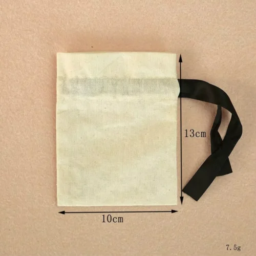 حقيبة مخصصة برباط من القماش الطبيعي مع شريط أسود، تعرض تصميمًا بسيطًا مثاليًا للهدايا.