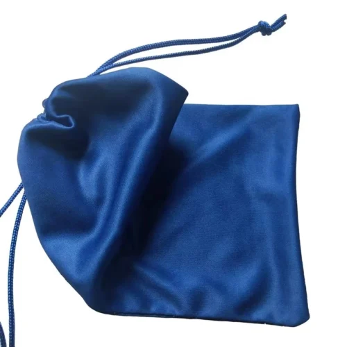 引き紐留めと柔らかい素材が特徴の、ブルーのカスタム マイクロファイバー眼鏡バッグ。