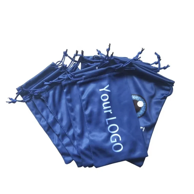 حقائب نظارات مصنوعة من الألياف الدقيقة مخصصة بألوان وأنماط مختلفة، تتميز بإغلاق برباط.