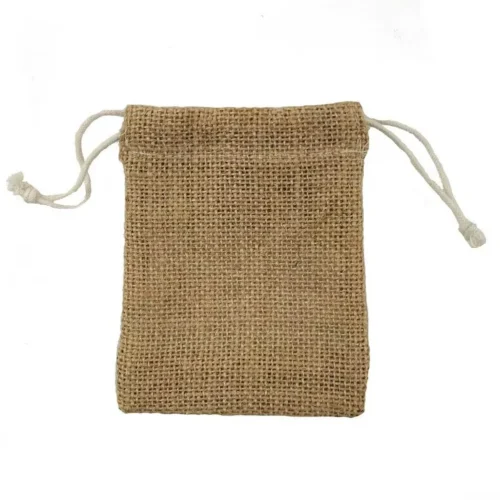Pochette en toile de jute avec fenêtre transparente personnalisée présentant une texture de toile de jute naturelle et une fermeture à cordon.