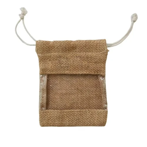 Pochette en toile de jute avec fenêtre transparente personnalisée avec fermeture à cordon, mettant en valeur la fonction de fenêtre transparente.