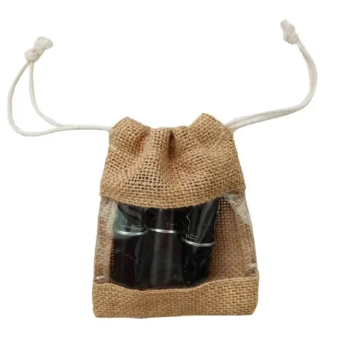 Pochette en toile de jute avec fenêtre transparente personnalisée présentant son design unique et sa fonction de fenêtre transparente.