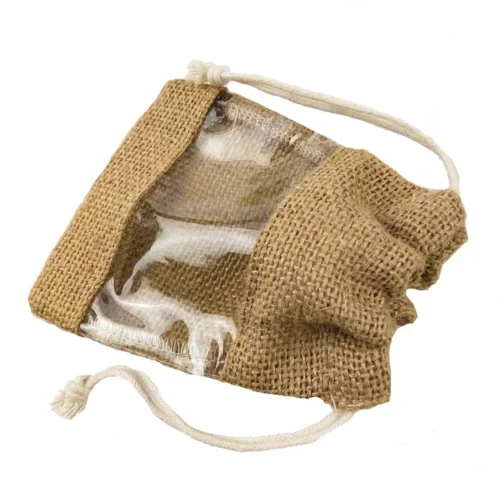 Pochette en toile de jute avec fenêtre transparente personnalisée présentant son design unique et sa fonction de fenêtre transparente.