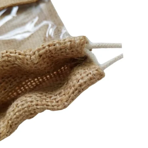 Vue rapprochée d'une pochette en toile de jute à fenêtre transparente personnalisée présentant la fermeture à cordon et la fonction de fenêtre transparente.