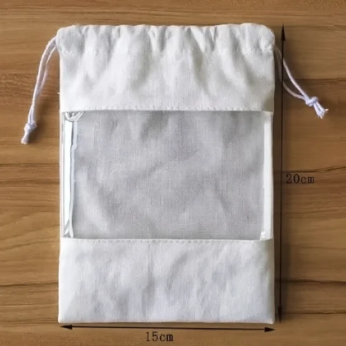 Pochette en coton avec fenêtre transparente personnalisée en blanc, offrant une vue claire du contenu, avec des dimensions étiquetées.