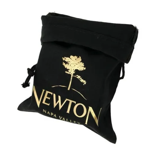 Individuelle Geschenktüte „Weinberg-Erlebnis“ aus schwarzem Samt mit Kordelzugverschluss und anspruchsvollem Design.