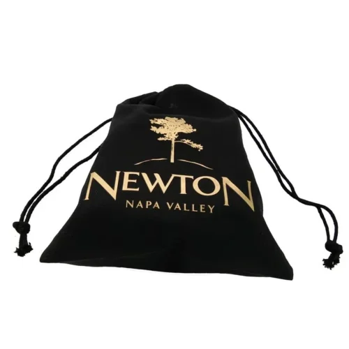 Individuelle Geschenktüte zum Weinberg-Erlebnis aus schwarzem Samt mit Kordelzugverschluss.