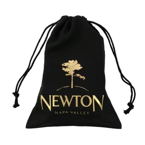 Individuelle Geschenktüte „Weinberg-Erlebnis“ aus schwarzem Samt mit Kordelzug und goldenem Logo.