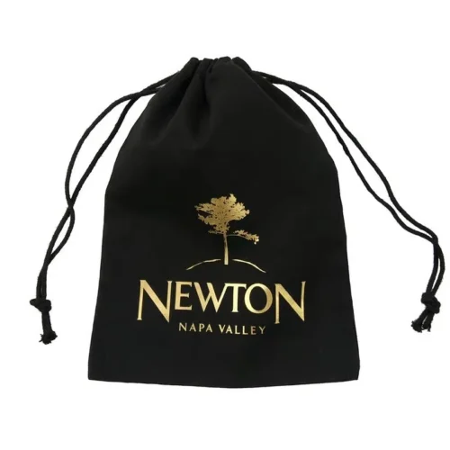 Individuelle Geschenktüte „Weinberg-Erlebnis“ aus schwarzem Samt mit Kordelzugverschluss und luxuriösem Design.