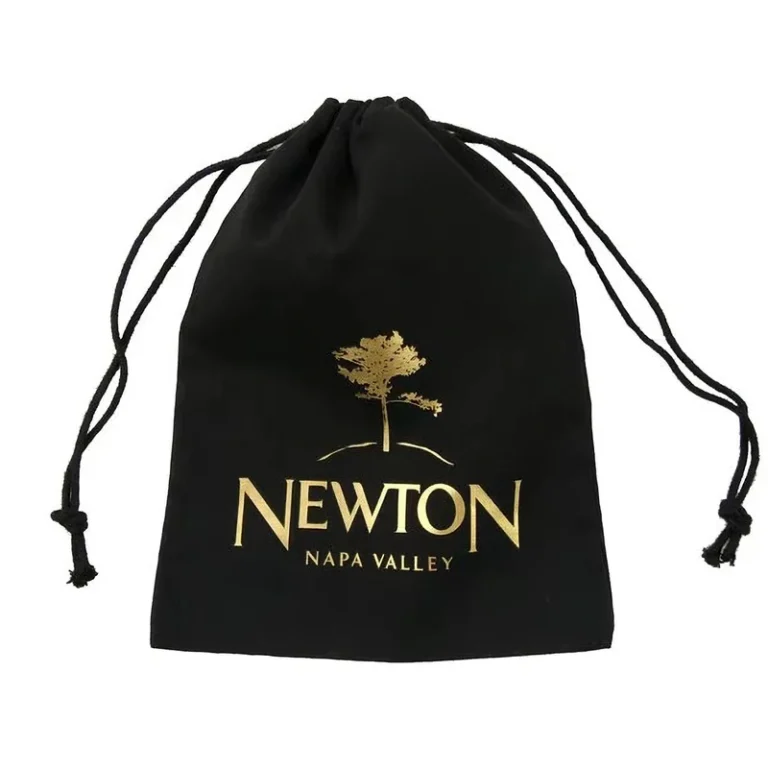 حقيبة هدايا مخصصة لتجربة مزارع الكروم مصنوعة من المخمل الأسود مع إغلاق برباط، تعرض تصميمًا فاخرًا.