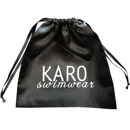 Sac de bain imperméable personnalisé avec cordon de serrage en tissu satiné noir, présentant un design élégant.