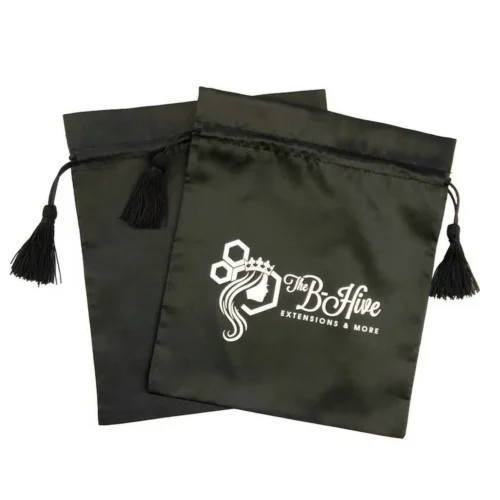 حقائب شعر مستعار مصنوعة من الساتان مخصصة مع شرابات بألوان وأنماط مختلفة، مصممة لحماية الشعر المستعار.