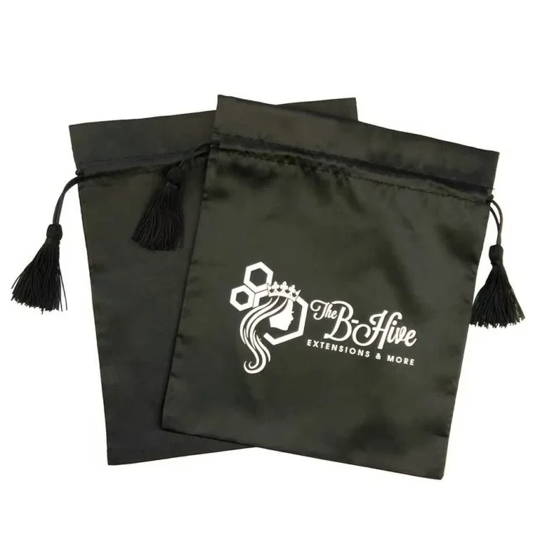 Sacs à perruques en satin personnalisés avec pompons de différentes couleurs et styles, conçus pour la protection des perruques.