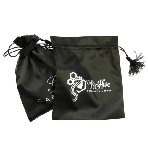 حقائب شعر مستعار مصنوعة من الساتان مخصصة مع شرابات، تعرض تصميمات وألوان مختلفة لحماية الشعر المستعار.