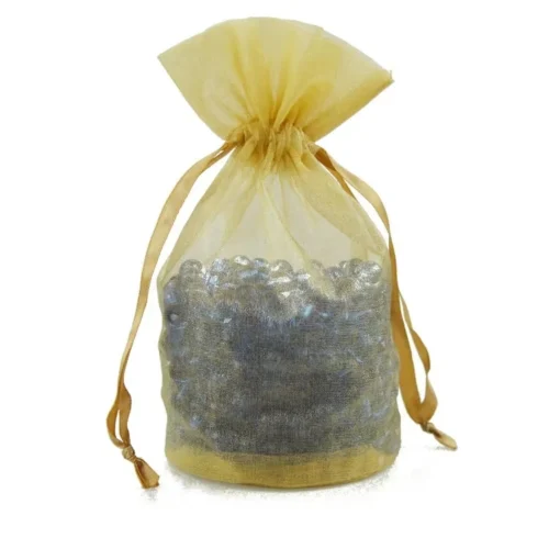 ゴールドカラーのカスタム丸底オーガンザバッグ。内側にはさまざまな装飾ビーズが施されています。