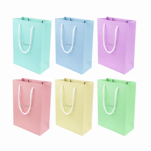 حقائب ورقية مخصصة بألوان مختلفة، تعرض تصميمات نابضة بالحياة مثالية للعلامات التجارية.