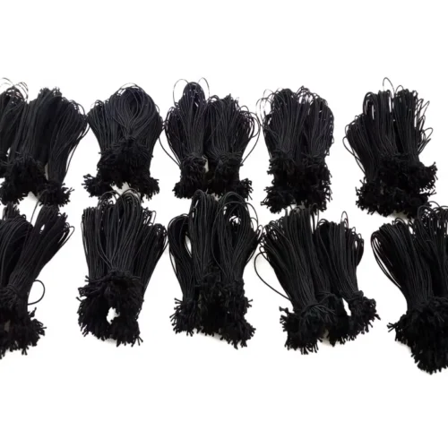 Bündel aus benutzerdefinierten schwarzen elastischen Schnurschlaufen, geeignet zum Aufhängen von Etiketten und zum Bündeln von Produkten.