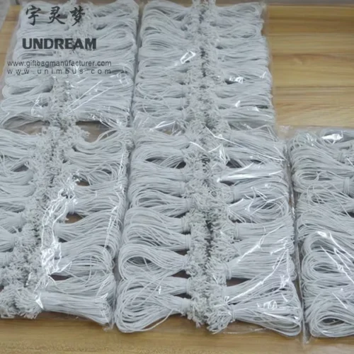 Verpackte, individuell gestaltete elastische Schnurschlaufen zum Aufhängen von Etiketten und zur Bündelung von Produkten, die Haltbarkeit und Anpassbarkeit demonstrieren.