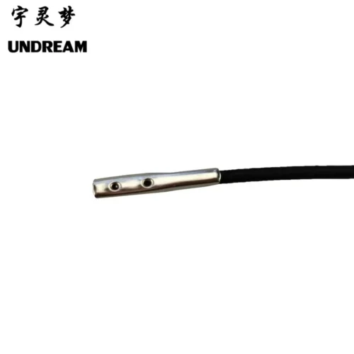 デザインと機能性を強調した、単一の金属バーブを備えたカスタム メタル バーブ エラスティック コードのクローズアップ。