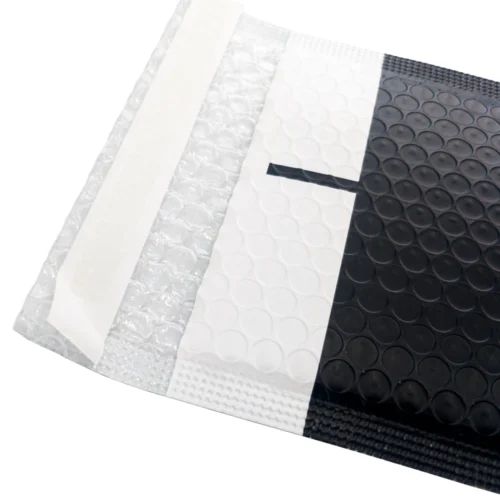 保護性能を高めるため、気泡緩衝材で裏打ちしたカスタムPEパッド入り封筒のクローズアップ画像。注目キーワード:PEパッド入り封筒。