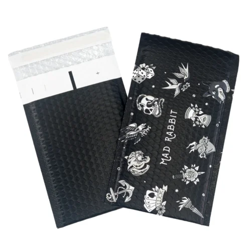 ユニークなデザインと、輸送中の保護のためのプチプチで包まれたカスタムPEパッド入り封筒。注目キーワード:PEパッド入り封筒。