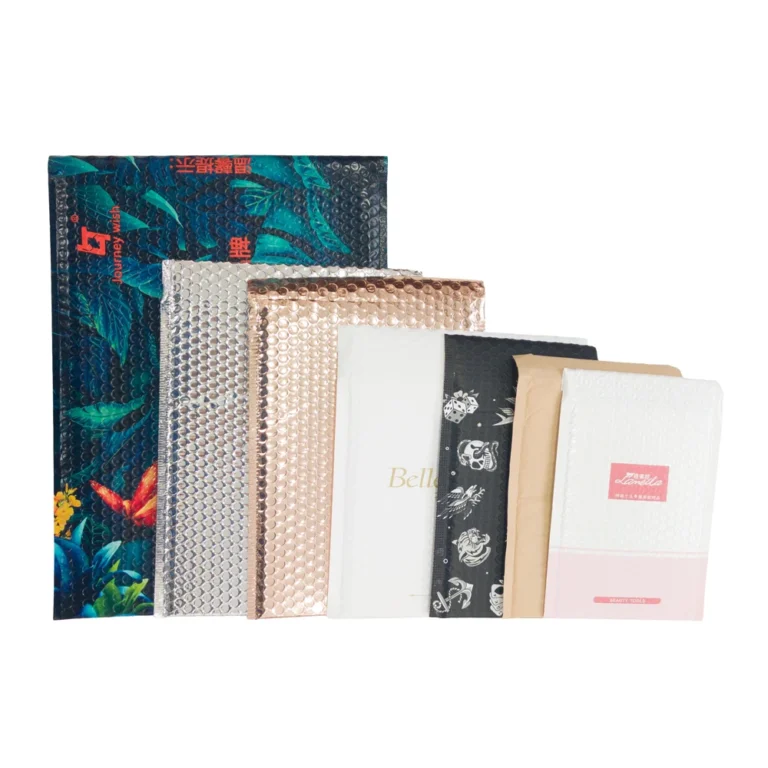 مجموعة متنوعة من الأظرف المبطنة المصنوعة من مادة البولي إيثيلين المخصصة تتميز بتصميمات وألوان مختلفة، وهي مثالية لشحن العناصر الهشة بشكل آمن.