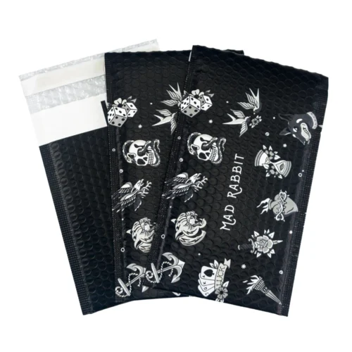 ユニークな黒のデザインが特徴のカスタム PE パッド入り封筒。壊れやすい品物を安全に発送するのに最適です。