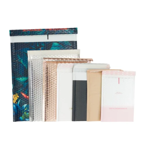 安全な発送のために設計された、多様な色と仕上げのカスタム PE パッド入り封筒のコレクション。
