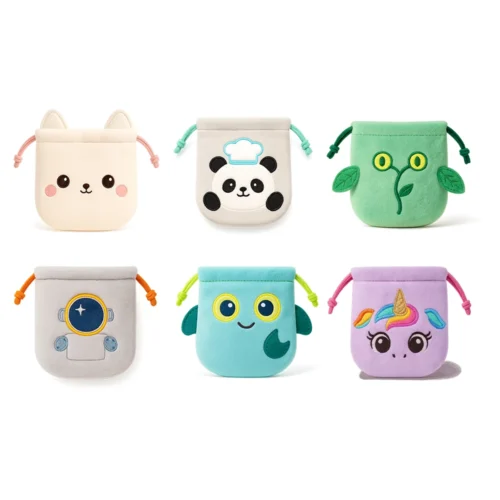 Ensemble d'échantillons de six modèles de pochettes en peluche de dessins animés Anime personnalisables - des pochettes à cordon en microfibre douces et épaisses avec des visages de personnages brodés en 3D.