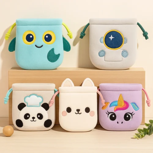 Cinq échantillons de pochettes en peluche de dessins animés Anime personnalisables — des sacs à cordon en microfibre douce avec broderie 3D pour les petits objets.