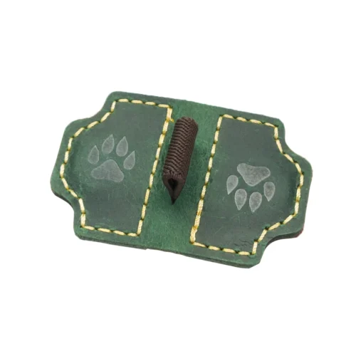 Échantillon de marque-page magnétique en cuir vert avec passant élastique pour stylo et emblème décoratif