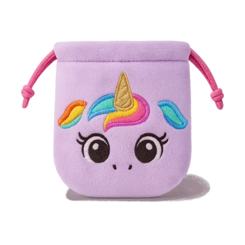 Exemple de pochette en peluche personnalisable de dessin animé Anime — sac à cordon en micropolaire ultra-doux violet avec visage de licorne brodé et crinière colorée.