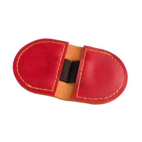 Vue ouverte d'un marque-page magnétique en cuir rouge montrant la doublure intérieure et l'anneau élastique pour stylo