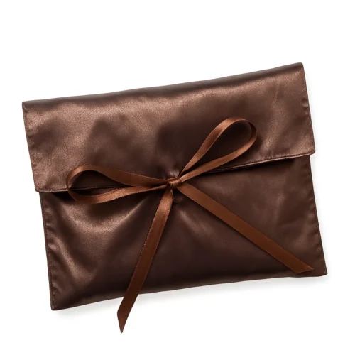 Pochette à perruque en satin marron à rabat avec ruban assorti (modèle d'échantillon) — option de pochette à perruque personnalisable