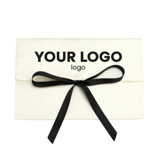 Pochette à perruque en satin crème à rabat avec fermeture ruban noir (échantillon) — pochette de rangement pour perruque en satin personnalisable