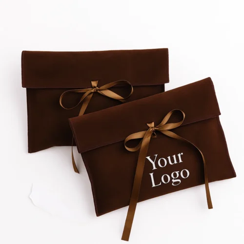 Deux pochettes à rabat en velours marron foncé avec rubans de satin, exemple d'emballage de luxe