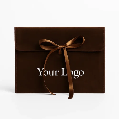 Pochette à rabat en velours marron foncé avec fermeture à ruban, exemple de pochette de marque de luxe
