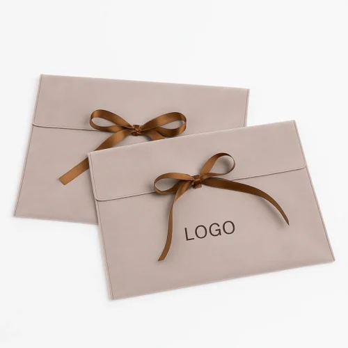 Paire de pochettes à rabat en velours beige clair avec liens en ruban, échantillon personnalisable