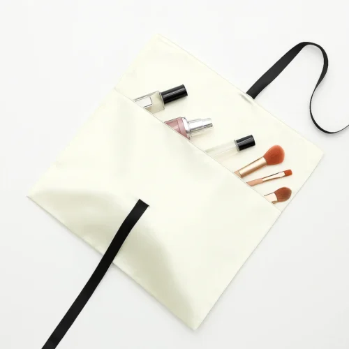 Pochette à perruque en satin à rabat ouvert, modèle avec compartiments intérieurs et doublure personnalisable.