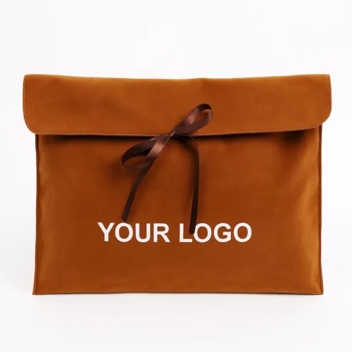 Pochette à rabat en velours beige chaud avec fermeture à ruban, format enveloppe plate pour emballage de marque