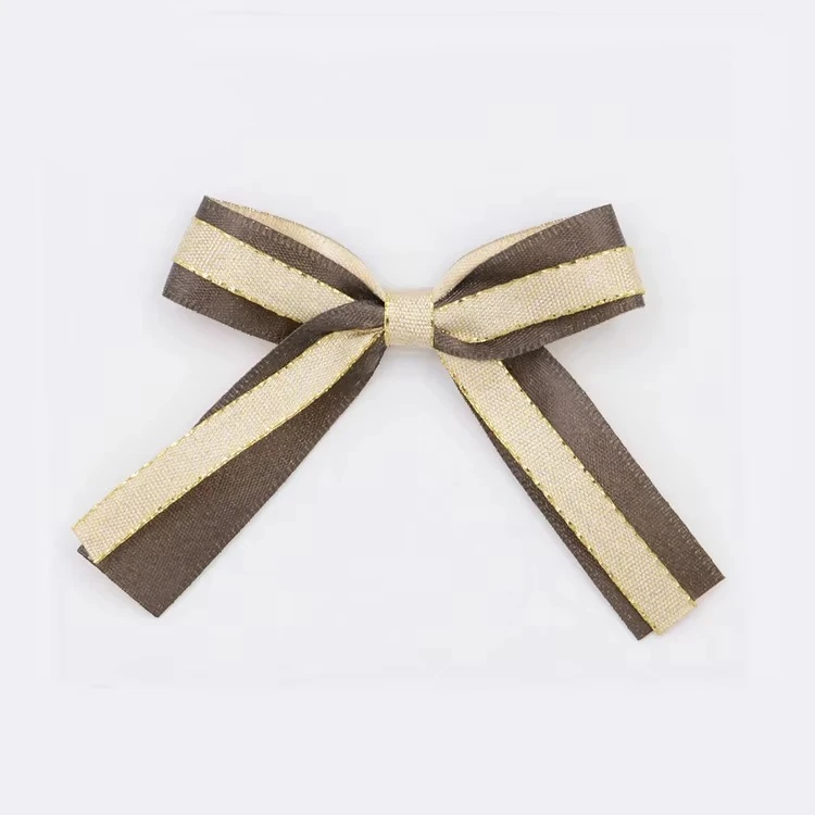 Lazos de cinta de doble capa hechos a mano con ribete dorado y texturas contrastantes, una muestra personalizada para el empaquetado de regalos de lujo y la decoración de joyeros.