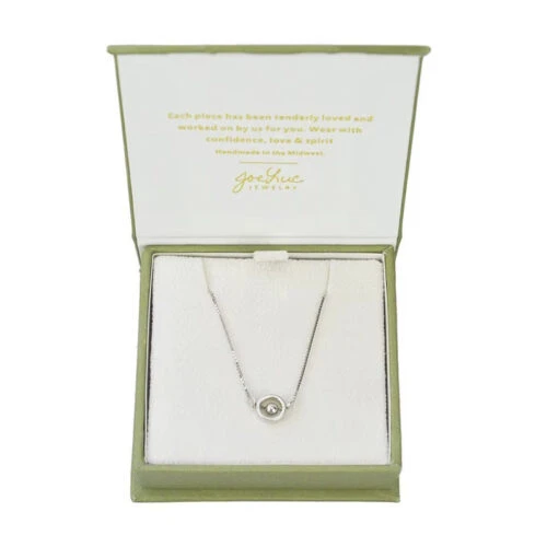 Caja de joyería con tapa magnética abatible y forro de esponja de terciopelo blanco para guardar collares.