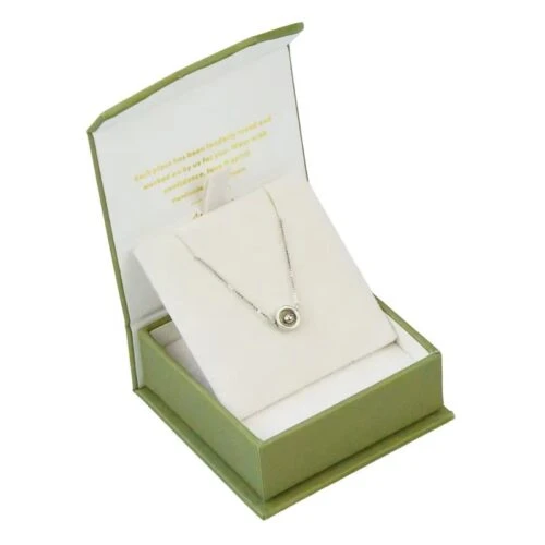 Caja de joyería con tapa magnética abatible y forro de esponja de terciopelo blanco para guardar collares.